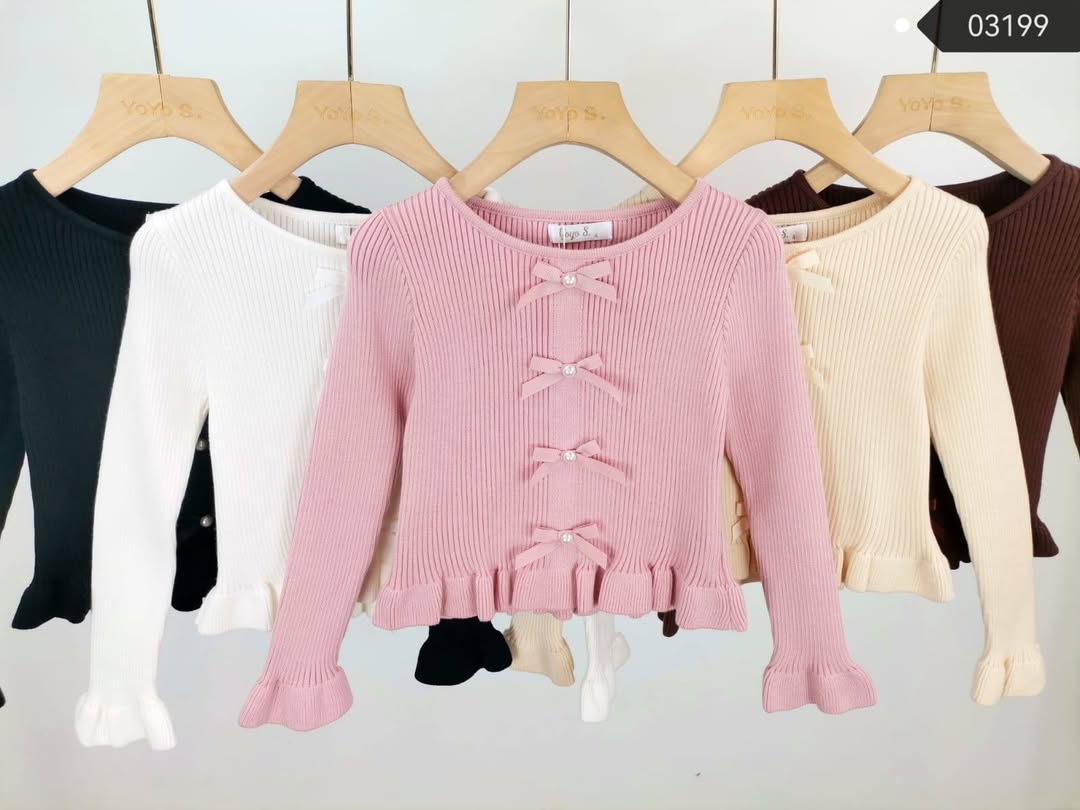 Sweterek z Kokardkami Biały - KARMELOWY BUTIK zdjęcie 1