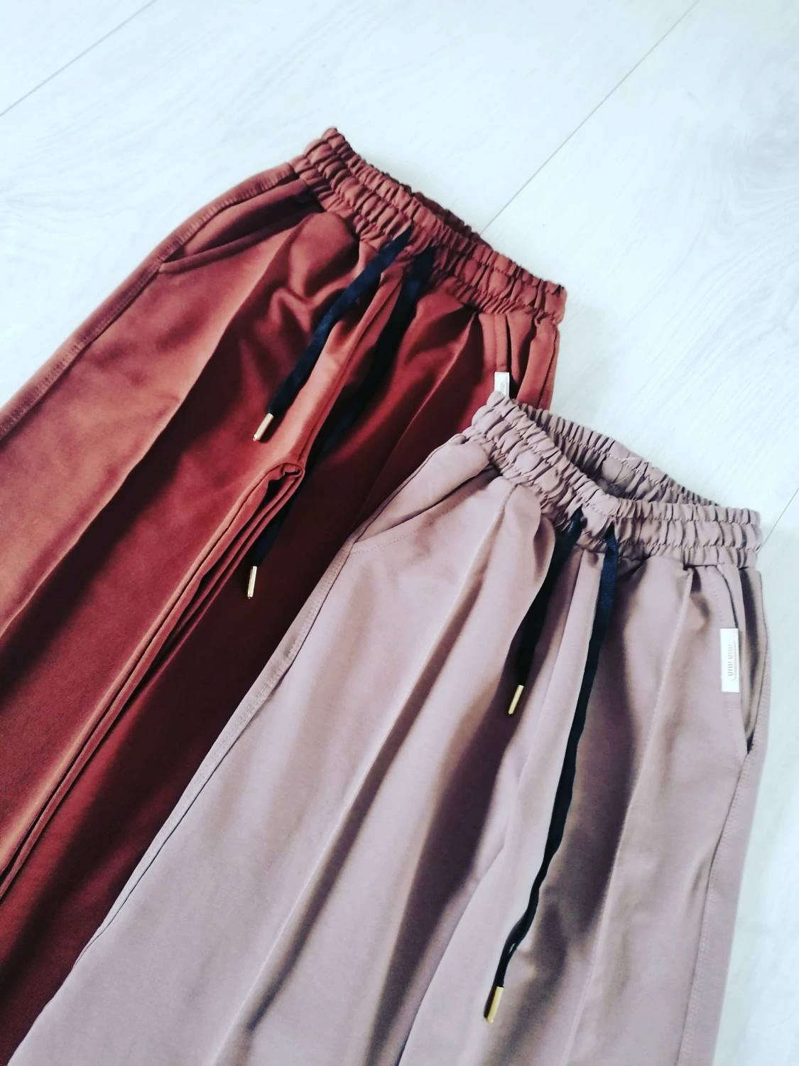 Spodnie Dresowe z Przeszyciem Czekoladowe - KARMELOWY BUTIK zdjęcie 1