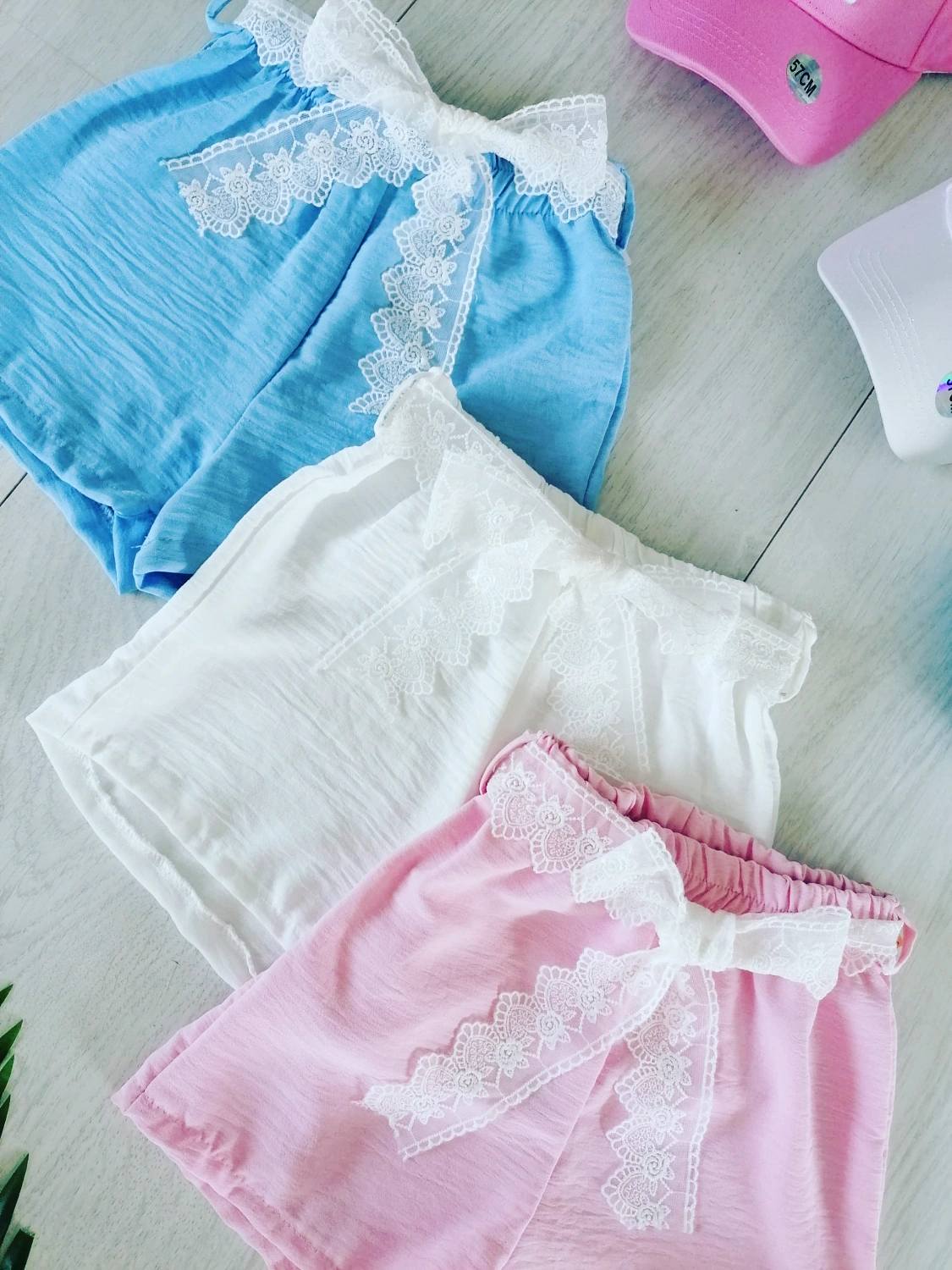 Spodenki z Koronkowym Paskiem Białe - KARMELOWY BUTIK zdjęcie 1