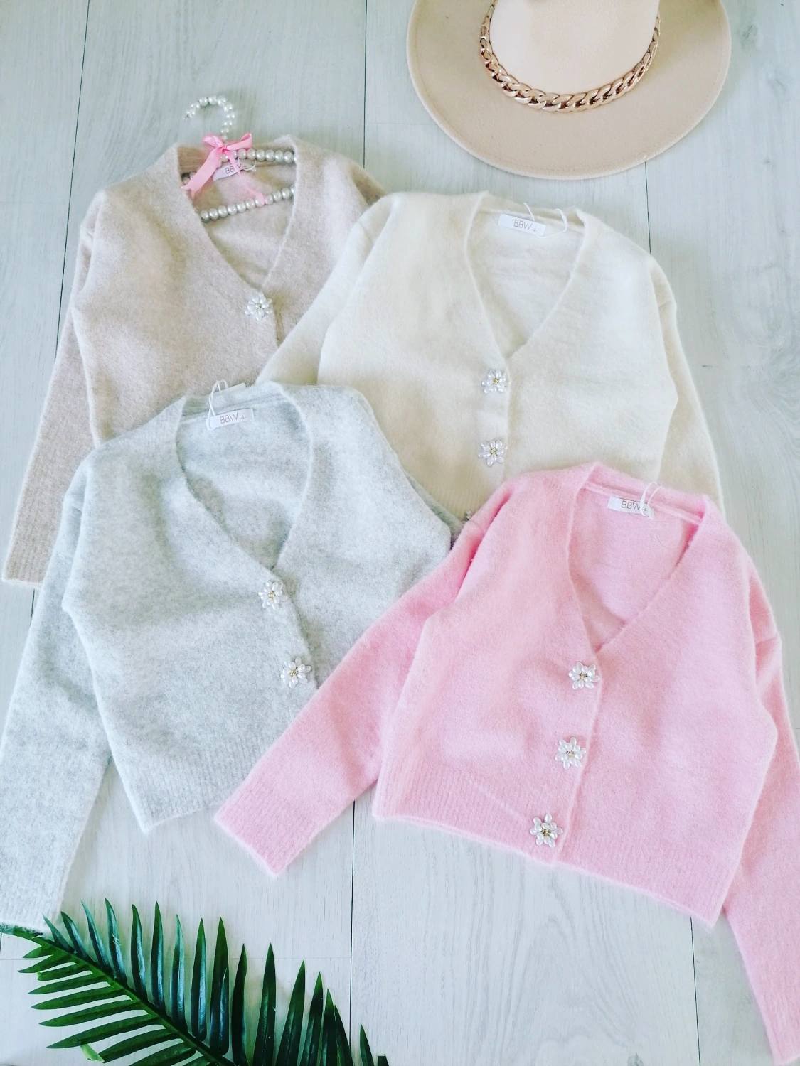 Sweterek z Perełkowymi Guzikami Pastelowy Róż - KARMELOWY BUTIK zdjęcie 1