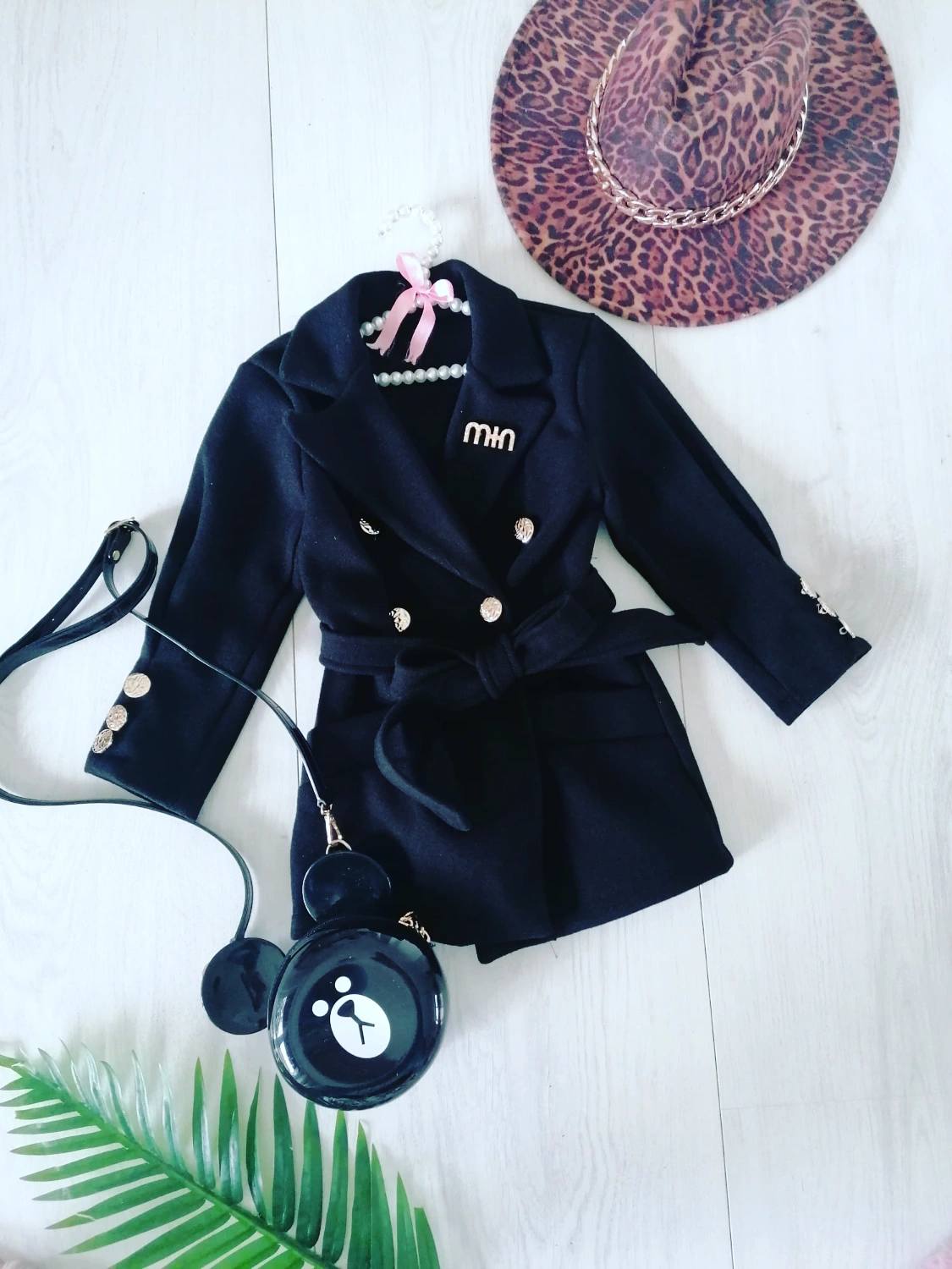 Płaszczyk z Wiązaniem i Złotą Broszką Czarny - KARMELOWY BUTIK zdjęcie 1