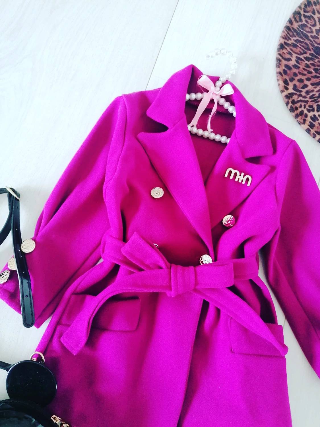 Płaszczyk z Wiązaniem i Złotą Broszką Fuksja - KARMELOWY BUTIK zdjęcie 1