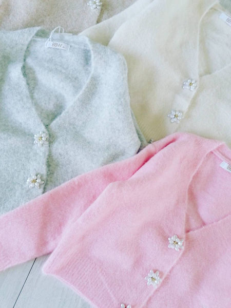 Sweterek z Perełkowymi Guzikami Śmietankowy - KARMELOWY BUTIK zdjęcie 1
