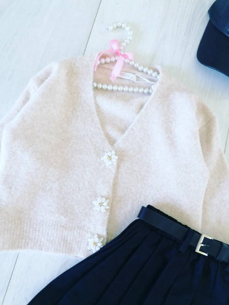 Sweterek z Perełkowymi Guzikami Beżowy - KARMELOWY BUTIK zdjęcie 2