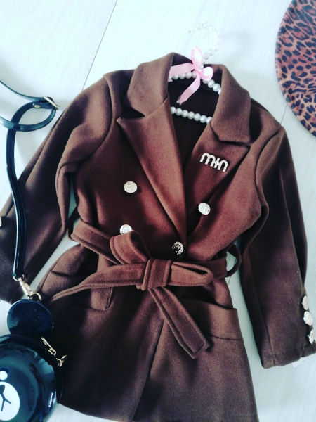 Płaszczyk z Wiązaniem i Złotą Broszką Brązowy - KARMELOWY BUTIK zdjęcie 2