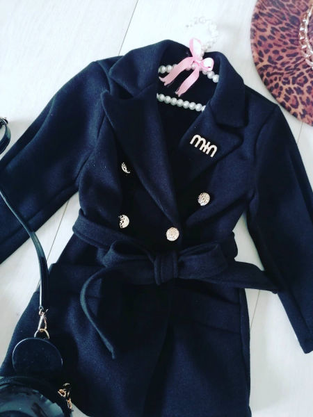 Płaszczyk z Wiązaniem i Złotą Broszką Czarny - KARMELOWY BUTIK zdjęcie 3