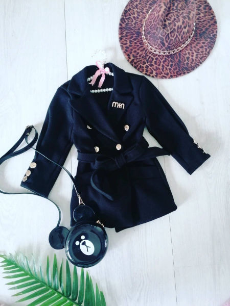 Płaszczyk z Wiązaniem i Złotą Broszką Czarny - KARMELOWY BUTIK zdjęcie 1