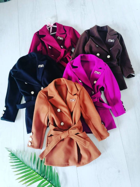 Płaszczyk z Wiązaniem i Złotą Broszką Brązowy - KARMELOWY BUTIK zdjęcie 1